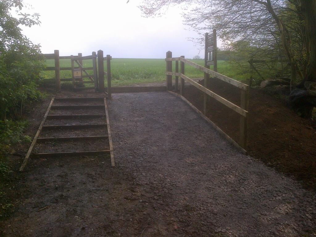 If entering the site from Nomansland Common, there are six steps leading to a kissing gate, and a slope leading onto the bridleway. 5.