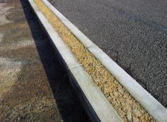 a kerb with 365 mm hard margin (full continuous segregation with physical barrier); 2.