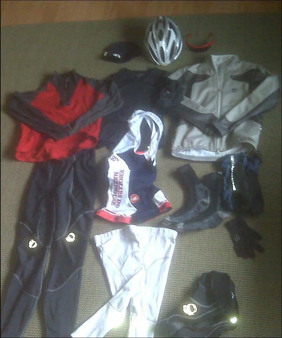 Dressing below 30 degrees Shorts, preferably tights made of microfleece or leg warmers Synthetic base layer (long sleeved), long sleeve jersey (exception with natural fibers: wool does quite nicely