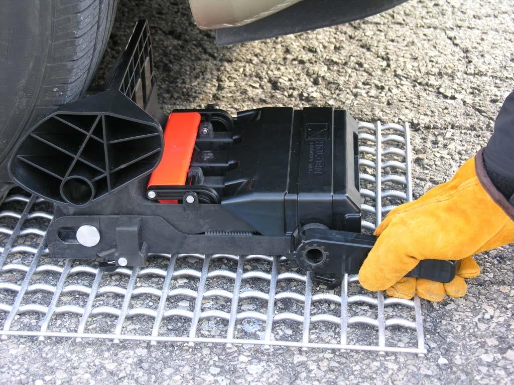 GRIP LOCK CHOCK INSTALLATION Before installing the GLC on the grating, make sure the