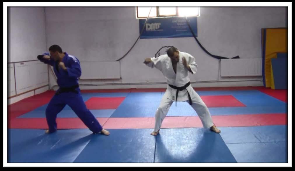 How to Do an Elbow to the Side The elbow to the side strike is useful when you have to strike an opponent who is positioned on your right or on your left.