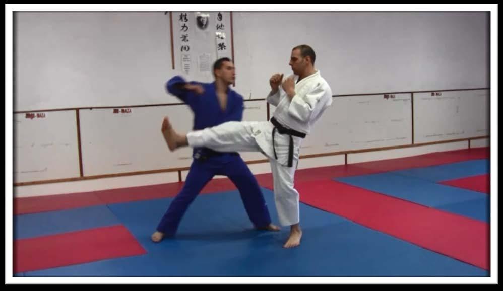 Next, you need to bring your right hand back up, at the same time opening the gap, protecting yourself.