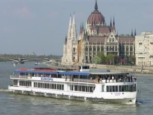 FAREWELL PARTY: The farewell dinner will be organized as a sight-seeing cruise on the Danube river.