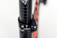 When raising the seat post from the minimum level, it should always remain hidden within the frame.