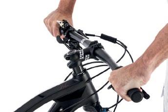 The stem must be positioned parallel to the front wheel rim and the handlebar must be centered as compared to the stem. Mounting of the stem on the head tube.