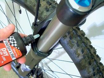Using a rag to ensure that the oil does not get on other components, move the pedals and apply oil along the entire chain.
