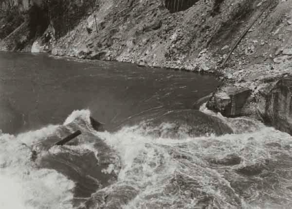 Hell s Gate: 1915 After the slide it was virtually impassable to fish from levels 25 to 40 feet and