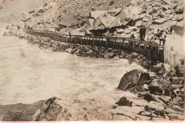 Hell's Gate, 1914, looking upstream, temporary fishway