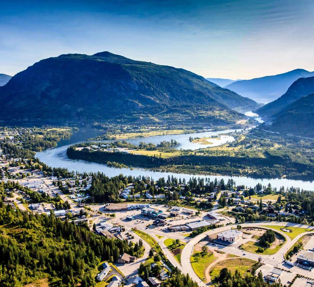 Castlegar, BC Castlegar is a city of approx. 8,000 residents located in southeastern B.C. at the confluence of the Columbia and Kootenay Rivers.