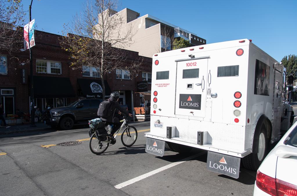 SAFETY IMPROVEMENTS ARE NEEDED FOR VALENCIA th 11 St Vision Zero t S t e k r a M Every year, 30 people are killed and 200 more are seriously injured in San Francisco traffic crashes.