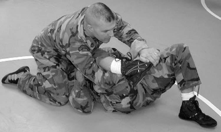 (3) Step 3 (Figure 4-89). Bring your outside foot up to push the enemy s torso back, preventing him from sitting up to counter the lock.