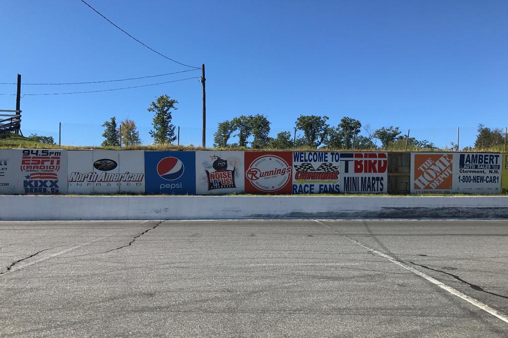 SIGNAGE AND ADVERTISING ON-TRACK SIGNAGE Whether is it shown on the backstretch wall or the hillside in Turns 3 & 4, advertise your business to the loyal race fans and race teams during the 20-week