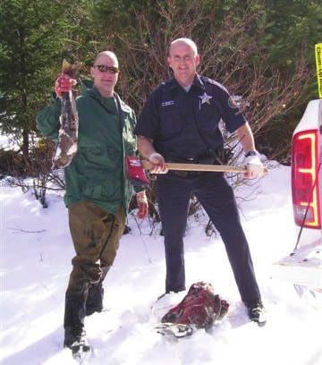 P AGE 4 OREGON STATE POLICE FISH & WILDLIFE NEWSLETTER Environment/Habitat Steelhead Carcasses Enrich Rogue River Trooper Collom (Central Point) assisted ODFW Biologist Jay Doino and the Rogue River