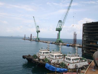 The centre of Hai Phong port b Van Phong port complexion Van Phong Port located in Van Phong Bay, Khanh Hoa Province will be the integrated large international transshipment port (as the Master Plan