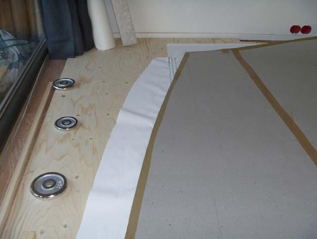 (.. as can be seen, the floor has been covered with a layer of plywood to let us use nails and staples...).. making use of the template.