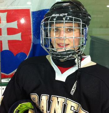 Kanadský Slovák 12. január 2013 strana 4 Hokejistka Deviateho októbra 2012 priletela z Londýna do Calgary nádejná reprezentantka Slovenského národného hokejového mužstva Lívia Lúčová.