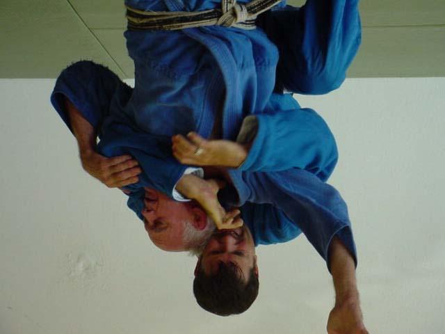 Now reach under the arm and grab the other lapel and choke