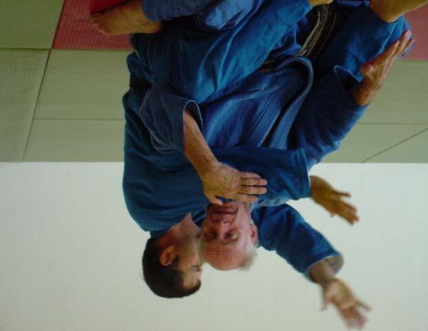 Here we do a side choke by reaching across the neck with the right arm, and then locking the hands together.