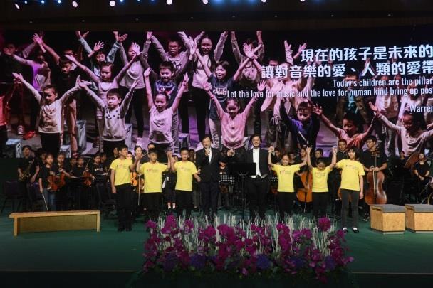 Warren Mok sings with the children from the Music Children Foundation at the