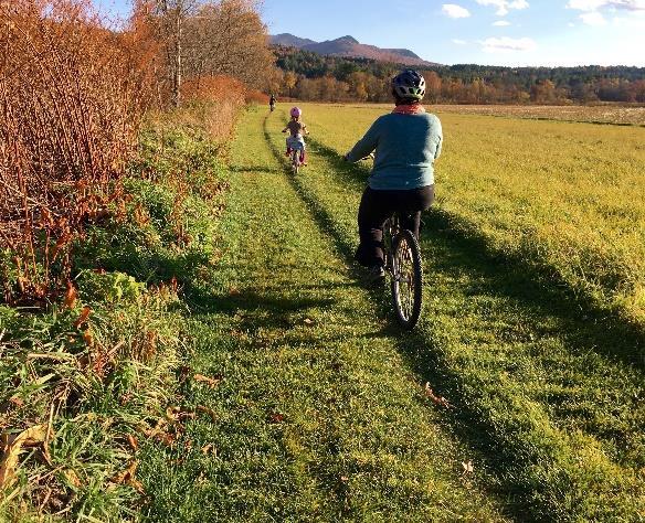 VT ACTIVE TRANSPORTATION RATES We LOVE to Walk & Bike 42% of Vermont adults walk for recreation 34% hike for recreation 23% bicycle for recreation Third