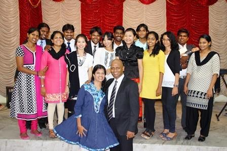 Sina Raja at Debs Rajan kasama ng labing-apat (14) na Binayarang Interns ng bagong Chennai International Christian Church!
