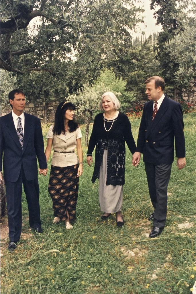 Sila Kip at Elena kasama sina Bob at Pat Gempel sa Hardin ng Getsemane na nasa labas lamang ng Jerusalem noong taong 1994.
