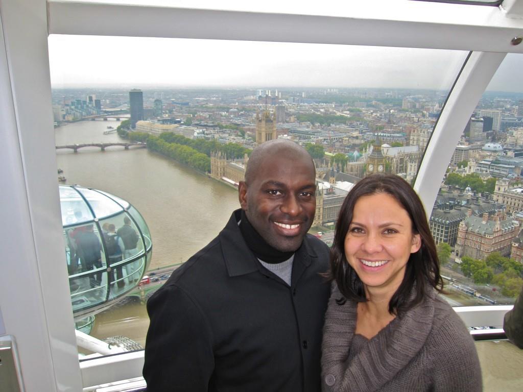 Sina Michael at Michele Williamson sa London Eye na makikita/matatanaw sa Big Ben, Parliament at ang Ilog ng Thames!