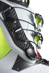 By ensuring the maximum possible energy transfer from leg to ski, energy dispersion and delayed response associated with the classic play and deformation of ski touring boots are eliminated.