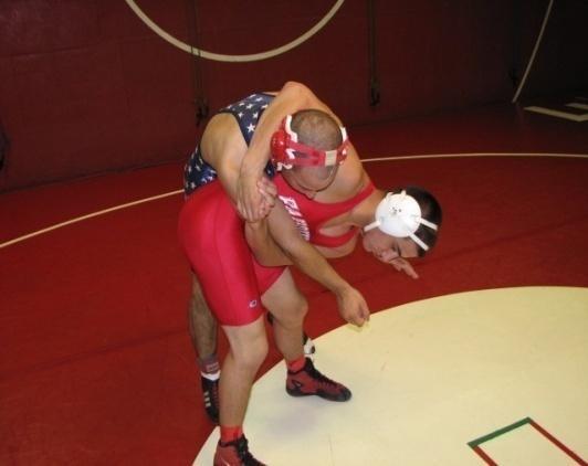 the blue singlet does not have an arm encircled.