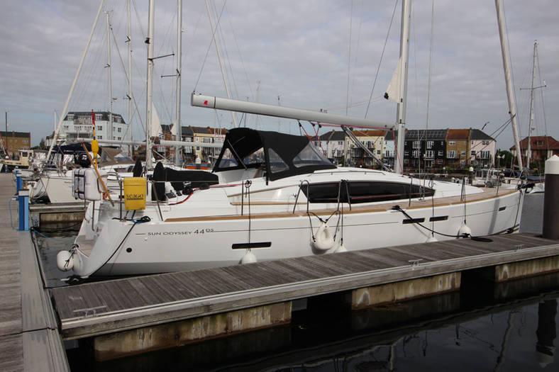 second coach roof winch, bow thruster, teak cockpit floor, teak deck and more... 229,950 Tax Paid E: chichester@networkyachtbrokers.