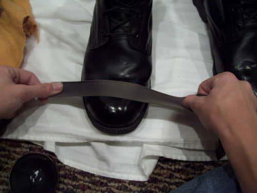 Step 2: Now you rub your finger in circles on the boots.