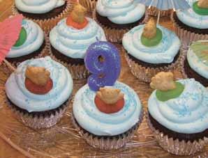 Cake» Cupcakes were made to look like bears floating in the lazy river with beach umbrellas.