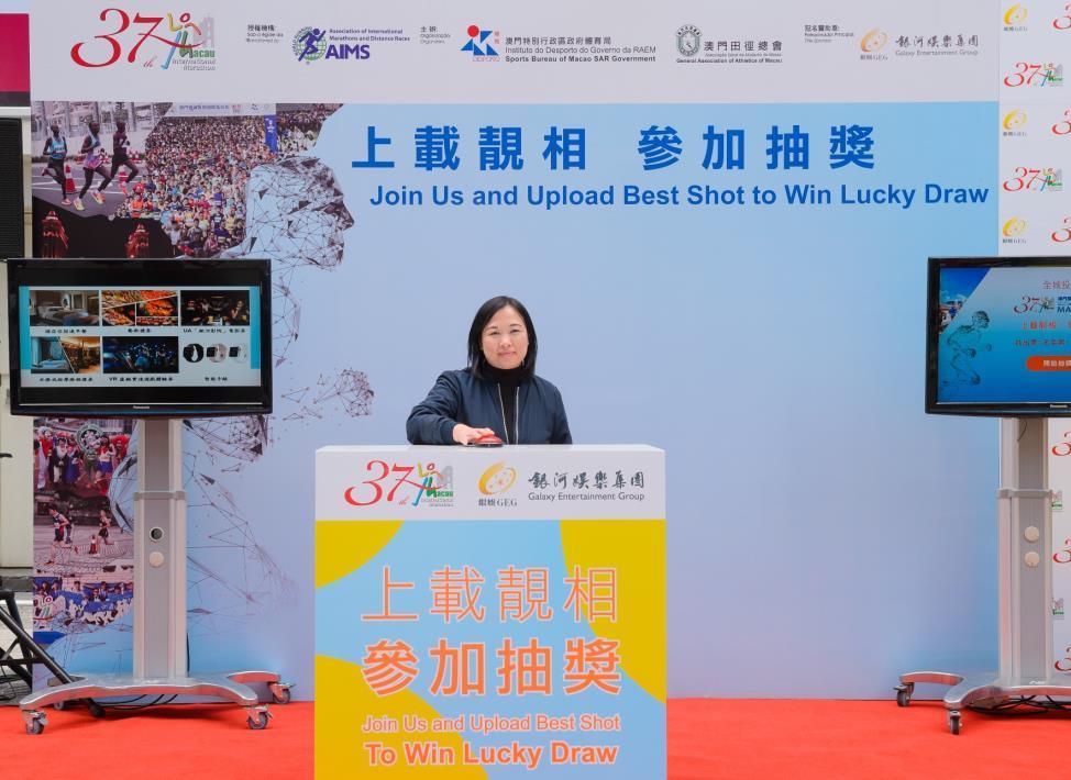 P003: Ms. Lei Si Leng, Head of the Macau Grand Prix and Major Sporting Events Department of the Sports Bureau of the Macau SAR Government, drew the names of the 1 st to 15 th prize winners.