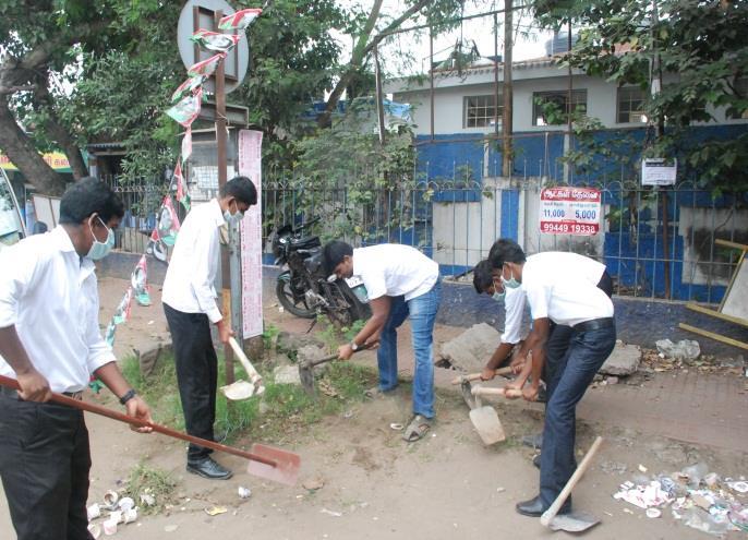 Our team and the B5 station police officers involved in cleaning the SINGANALLUR Bus Stand for one whole day. This was done on 28 th DEC-2014.