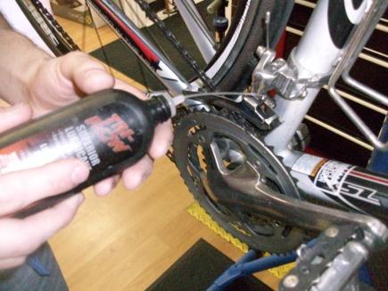 When lubricating the chain, it is best to apply small drops onto each chain roller. After completing, simply wipe off the excess gently.