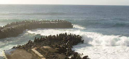 Shallow reefs to the west of the breakwaters, causes waves to be depth limited, resulting in shoaling and refraction at the western breakwater head.