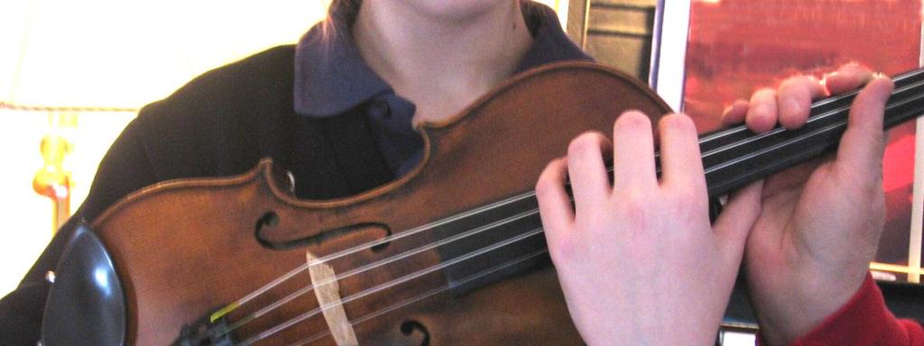 While keeping the left hand glued, position the instrument on the left collarbone.