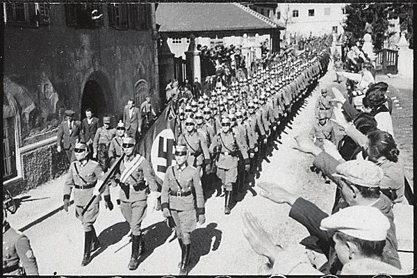 1938 1939 German police enter Austria Germany