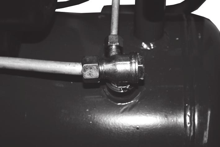CHECK THE NON-RETURN VALVE (EVERY 6 MONTHS) If the reservoir pressure decreases for no apparent reason, it is possible that the non-return valve is leaking. To check, 1.