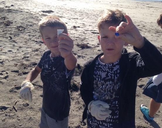 This week Polkerris, Silvermines and Carnjewey went to Par Beach to do a beach clean.