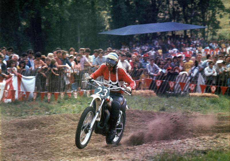 Race Activities (2): Off-road Racing Sharing the fun and excitement of off-road riding, from recreational riding to world-class competition Hakan Andersson rode a machine with a Monocross suspension