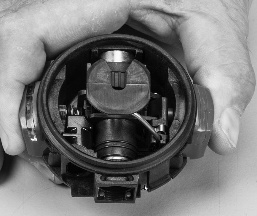 (5) Make sure the valve assembly is engaged tightly in the regulator housing.