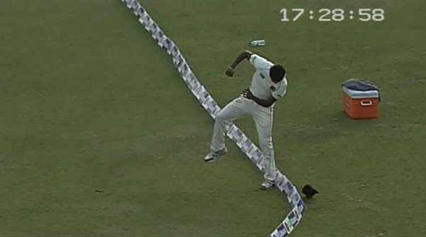 The picture abve shws where the fielder ended up after catching the ball and when his mmentum stpped.