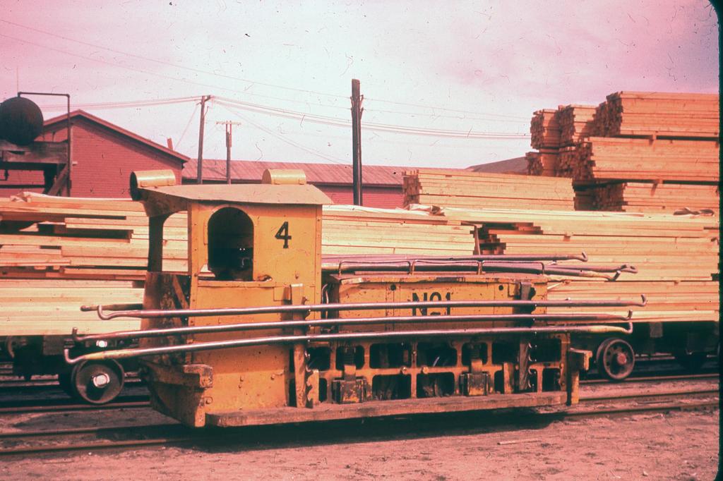 Mill B Gallery 16 30 gauge locomotive 4-1, showing rods used to