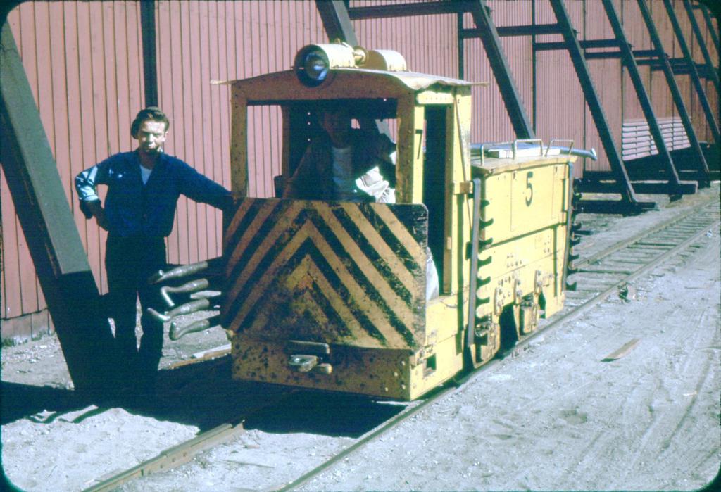 Mill B Gallery 19 30 gauge locomotive 7-5, with two unidentified Weyerhaeuser