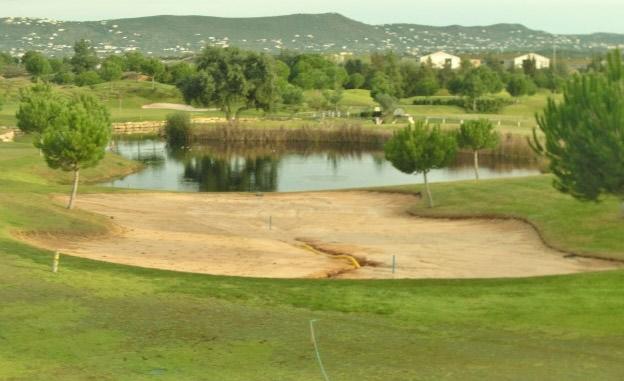 area of the 9th tee Olives as a long par 3 which is why the green slopes away from the