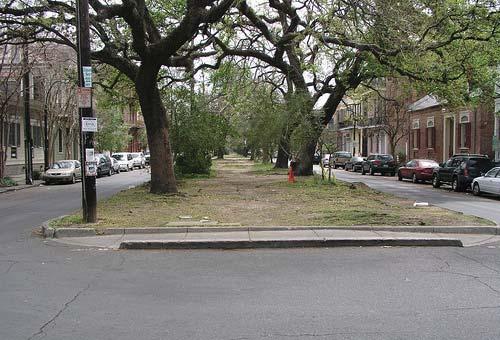 2.9 STREET DESIGN: RESIDENTIAL NEIGHBORHOOD ARTERIAL (Multi-Lane) Street Network Street networks are often well-connected in older residential areas, where newer development patterns have favored