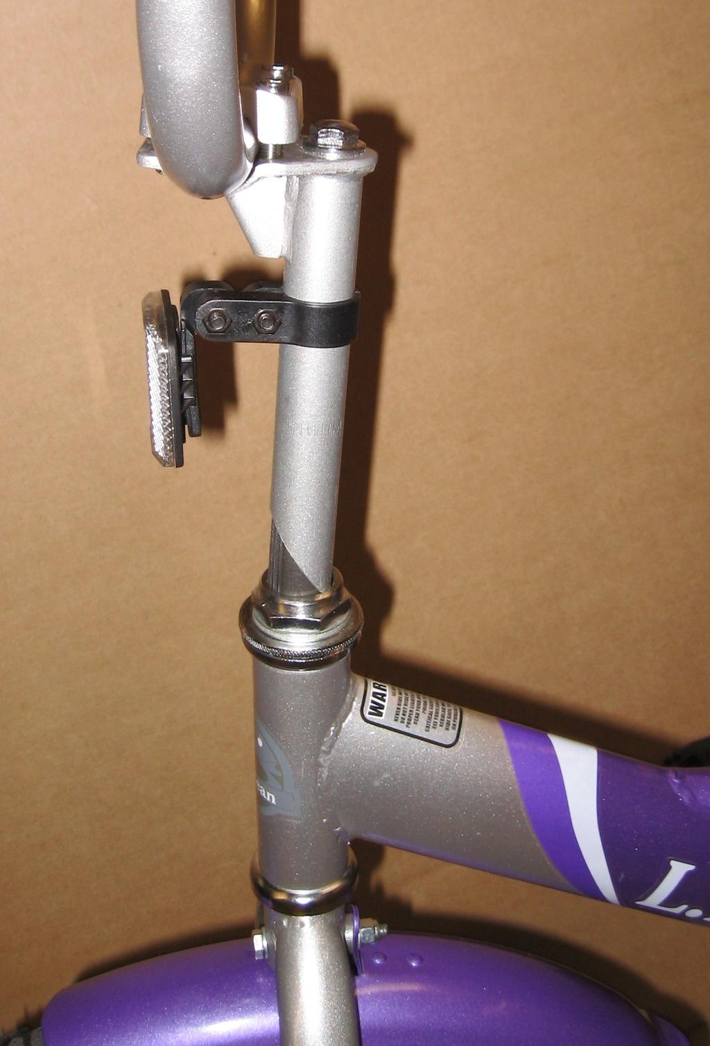 Attach stabilizer and training wheel brackets on the axle as shown. Secure with nut and washer, tighten. Training wheel bracket Stabilizer bracket 4.