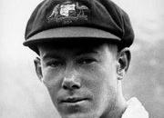 BAY HISTORY Sam Loxton Samuel John Everett "Sam" Loxton, OBE (29 March 1921 3 December 2011) was an Australian cricketer, footballer and politician.