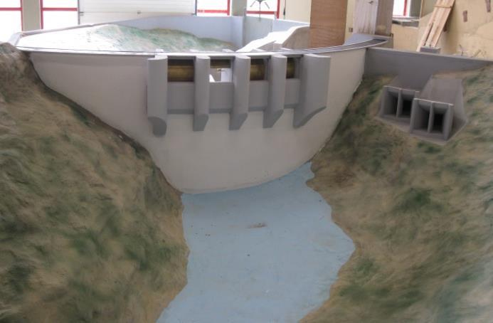 1 Description The 1:50 physical hydraulic model represents the whole spillway, the stilling basin, the power plant water intakes and restitution as shown in